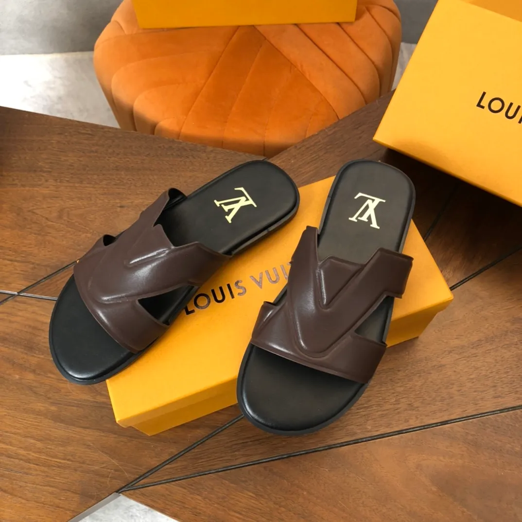 Factory price: 270💰LV counters are selling new brand luxury men's slippers, casual, loose and comfortable. The must-have model in the picture above [Happy][Happy], multiple colors available Size: 38-44, customized 45